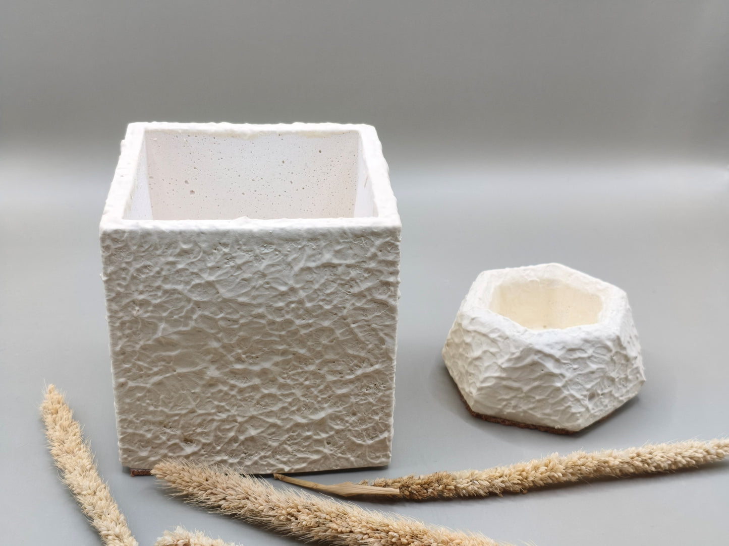 Τσιμεντένια μολυβοθήκη και δοχείο για συνδετήρες σε γκρι φόντο