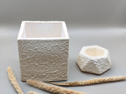 Τσιμεντένια μολυβοθήκη και δοχείο για συνδετήρες σε γκρι φόντο