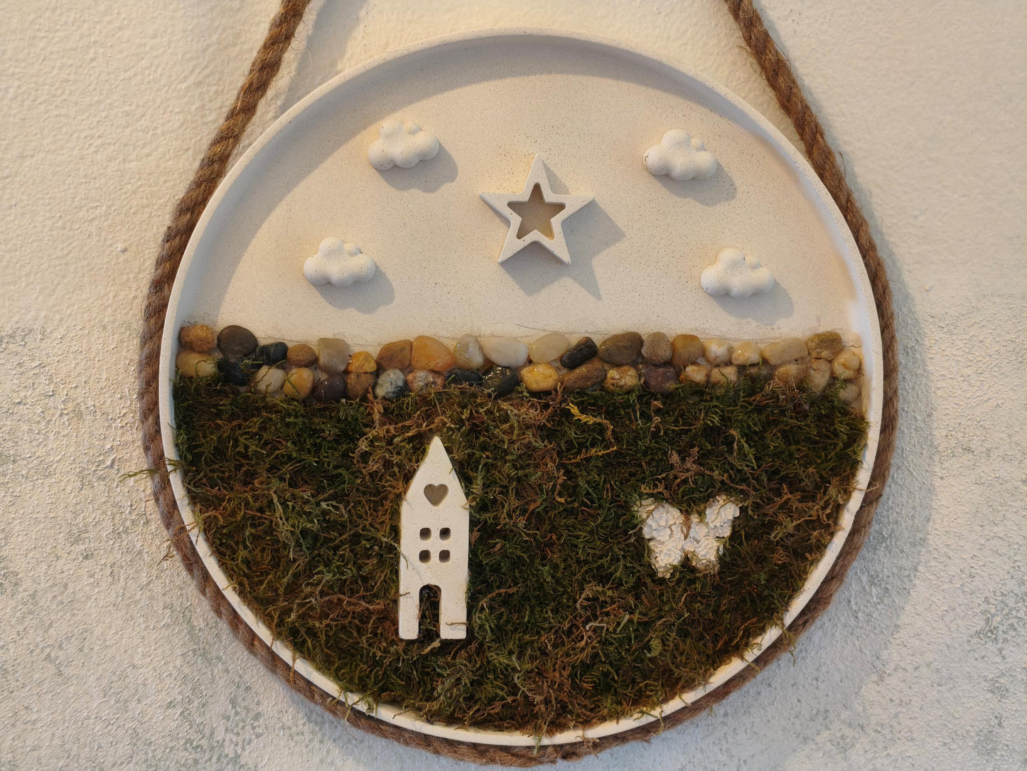 Τσιμεντένιος στρογγυλός δίσκος τοίχου με αφυδατωμένα βρύα σε άσπρο φόντο