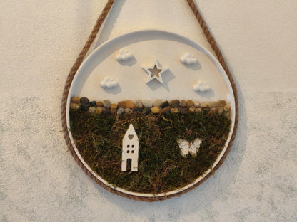 Τσιμεντένιος στρογγυλός δίσκος τοίχου με αφυδατωμένα βρύα κρεμασμένο σε τοίχο