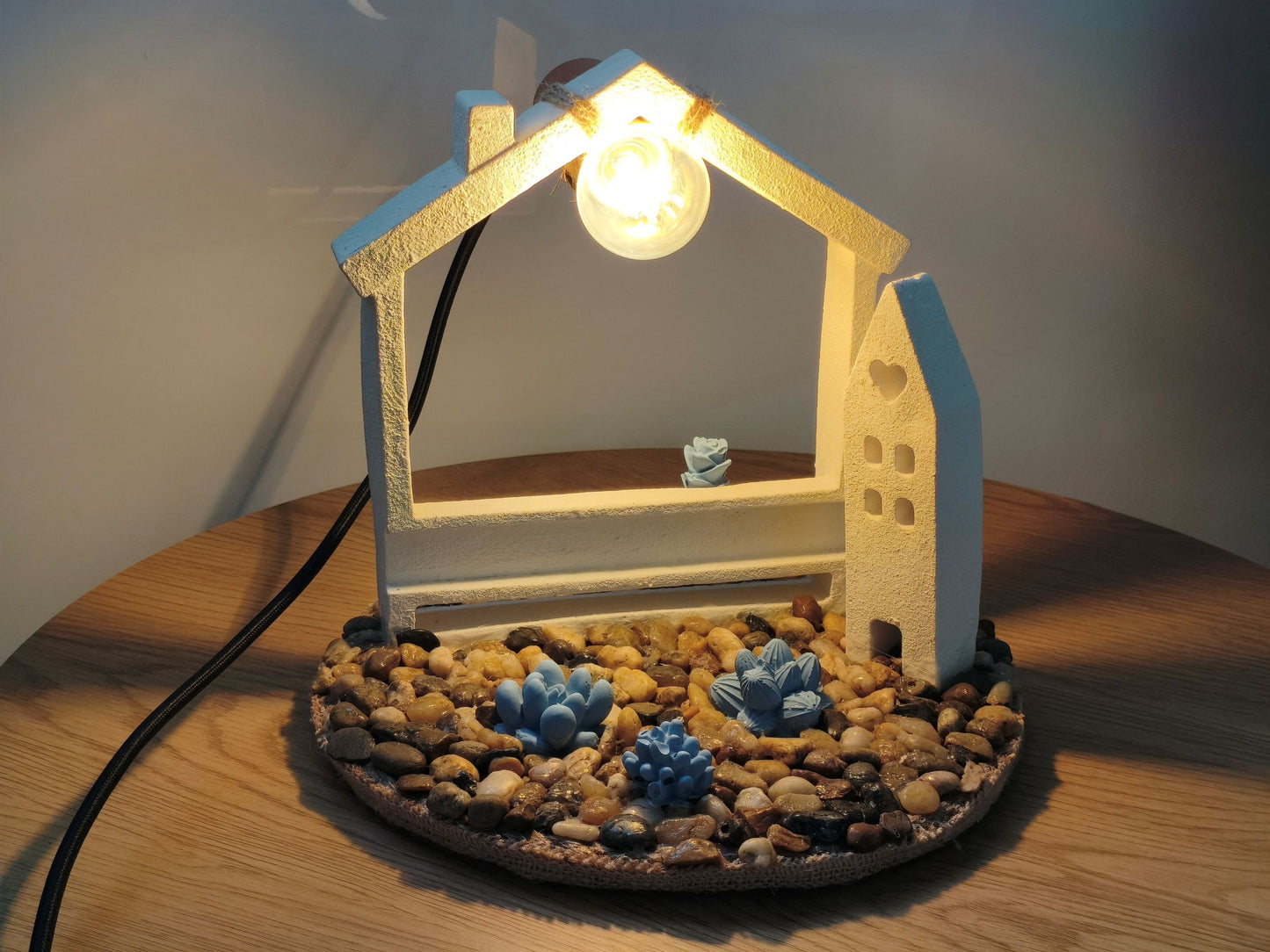 Φωτιστικό με τσιμεντένια σπιτάκια αναμμένο