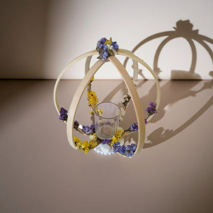 Διακοσμητικό ρεσώ με αποξηραμένα λουλούδια πάνω σε επιφάνεια