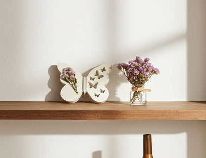 Διακοσμητική τσιμεντένια πεταλούδα πάνω σε ξύλινο ράφι