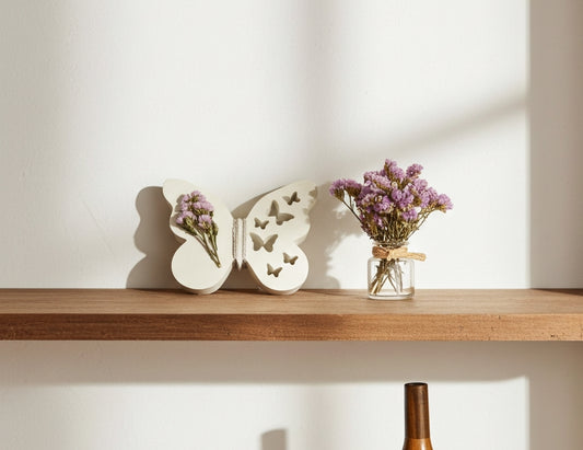 Διακοσμητική τσιμεντένια πεταλούδα πάνω σε ξύλινο ράφι