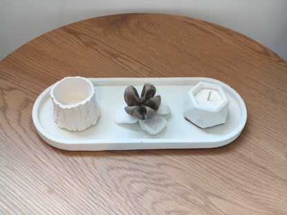 Διακοσμητικό με κερί σόγιας και θήκη για ρεσώ σε τσιμεντένια βάση πάνω σε ξύλινο τραπέζι