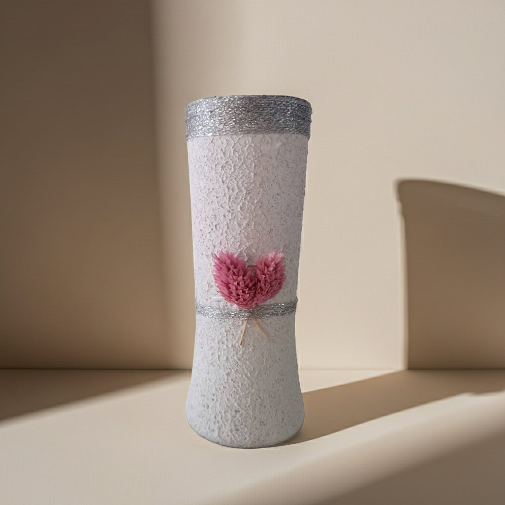Διακοσμητικό βάζο με αποξηραμένα λουλούδια σε τσιμεντένια επιφάνεια