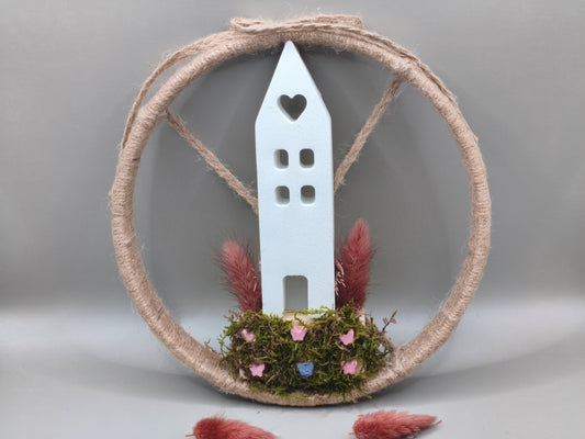 Ξύλινο κρεμαστό με τσιμεντένιο σπίτι και βρύα