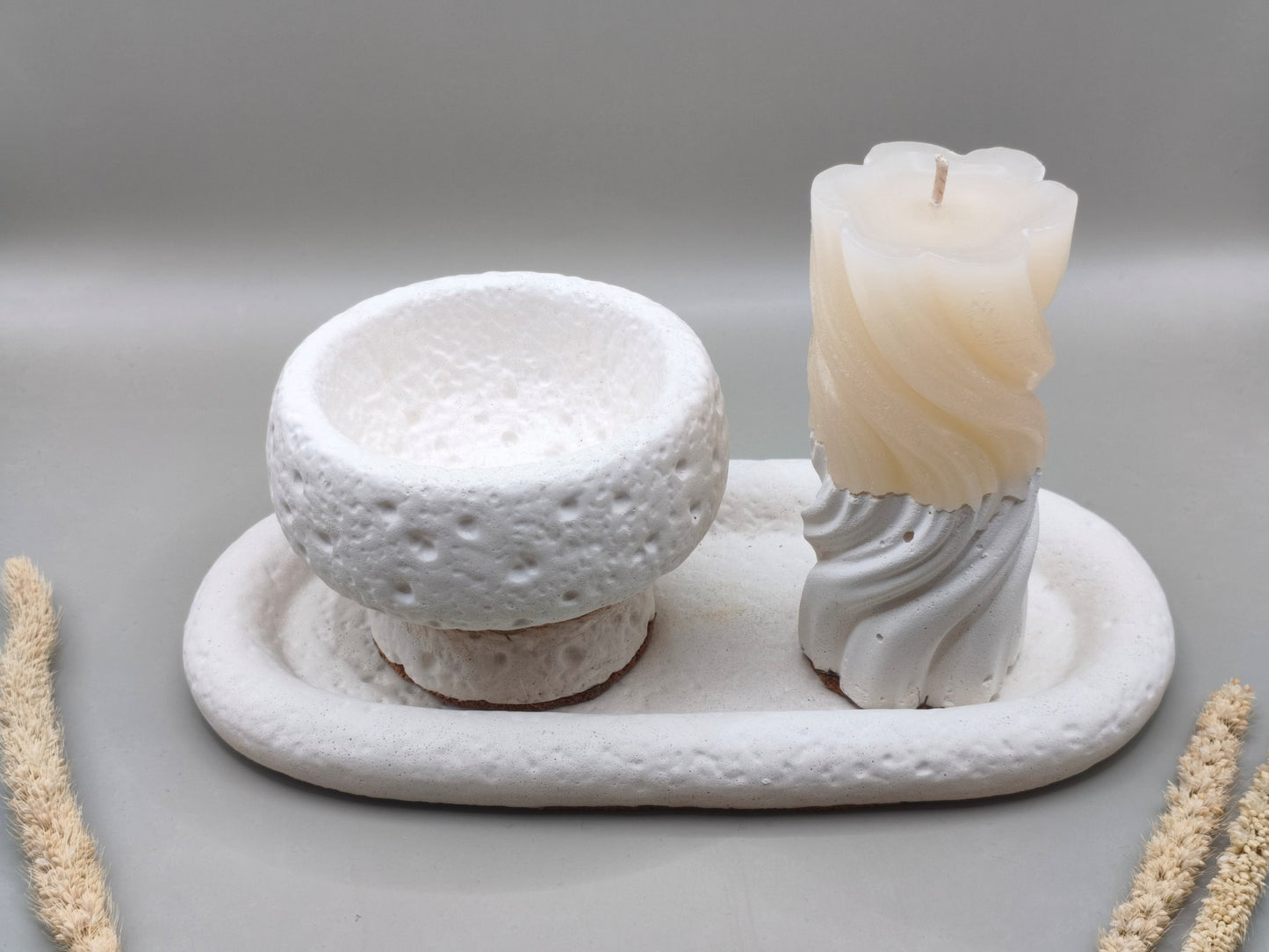 Τσιμεντένιο ρεσώ και κερί σε τσιμεντένια βάση