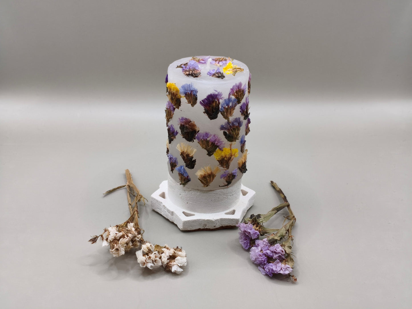 Διακοσμητικό κερί με αποξηραμένα λουλούδια σε τσιμεντένια βάση