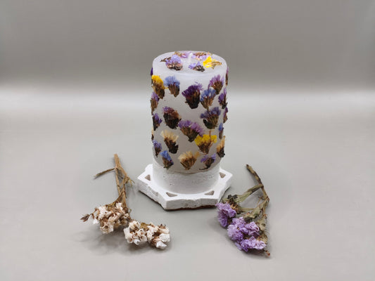 Διακοσμητικό κερί με αποξηραμένα λουλούδια σε τσιμεντένια βάση