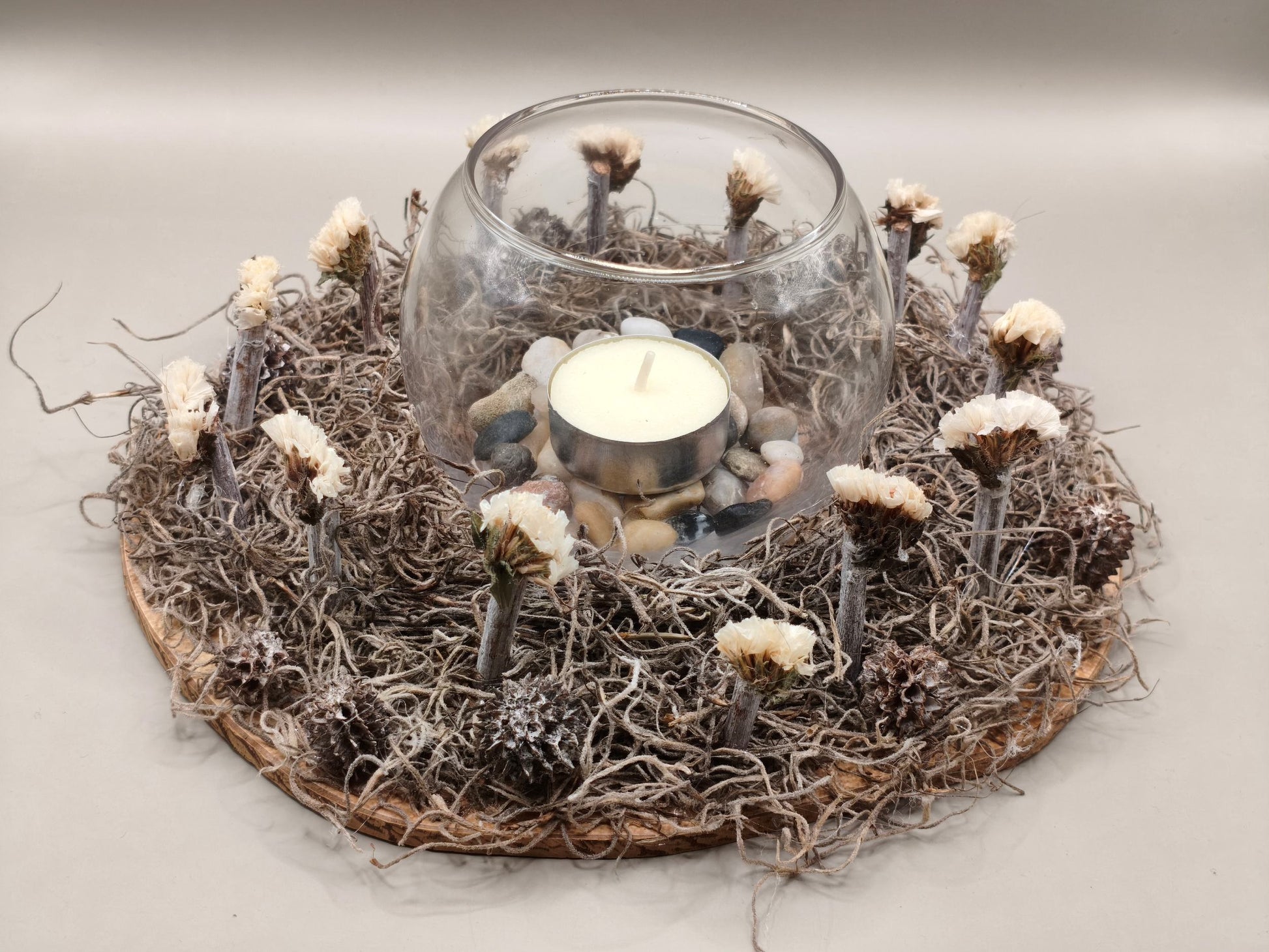 Διακοσμητικό με ξύλινη βάση, βρύα, αποξηραμένα λουλούδια και γυάλινο Ρεσώ