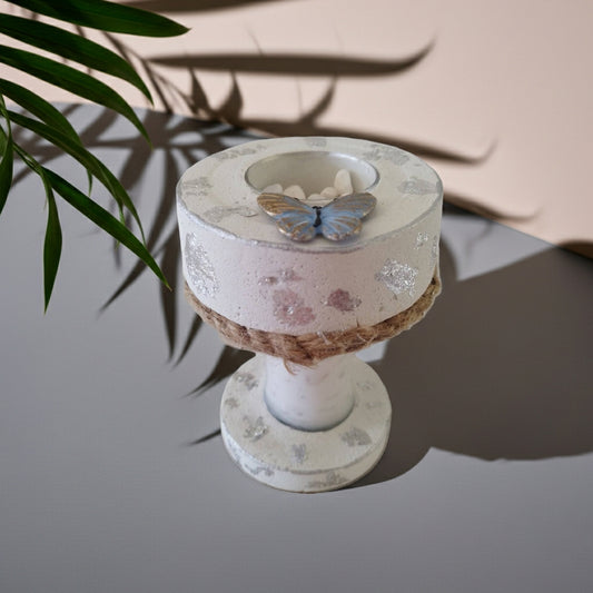 Τσιμεντένιο ρεσώ με πεταλούδα πάνω σε γκρι τραπέζι