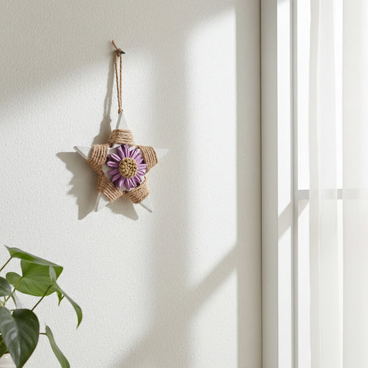 Τσιμεντένιο διακοσμητικό αστέρι με σχοινί σε τοίχο δίπλα σε παράθυρο