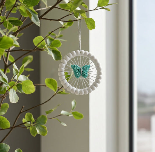 Τσιμεντένια ονειροπαγίδα με τυρκουάζ τσιμεντένια πεταλούδα κρεμασμένη απο φυτό