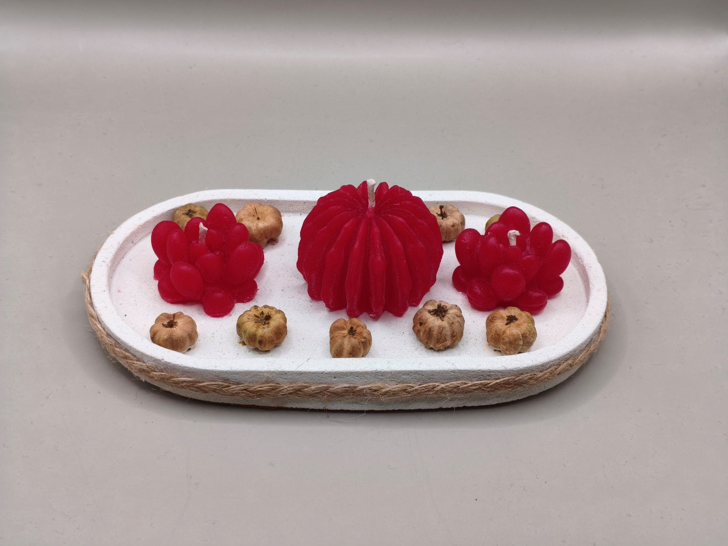 Αρωματικά κεράκια σε τσιμεντένιο πιατάκι σε γκρι φόντο