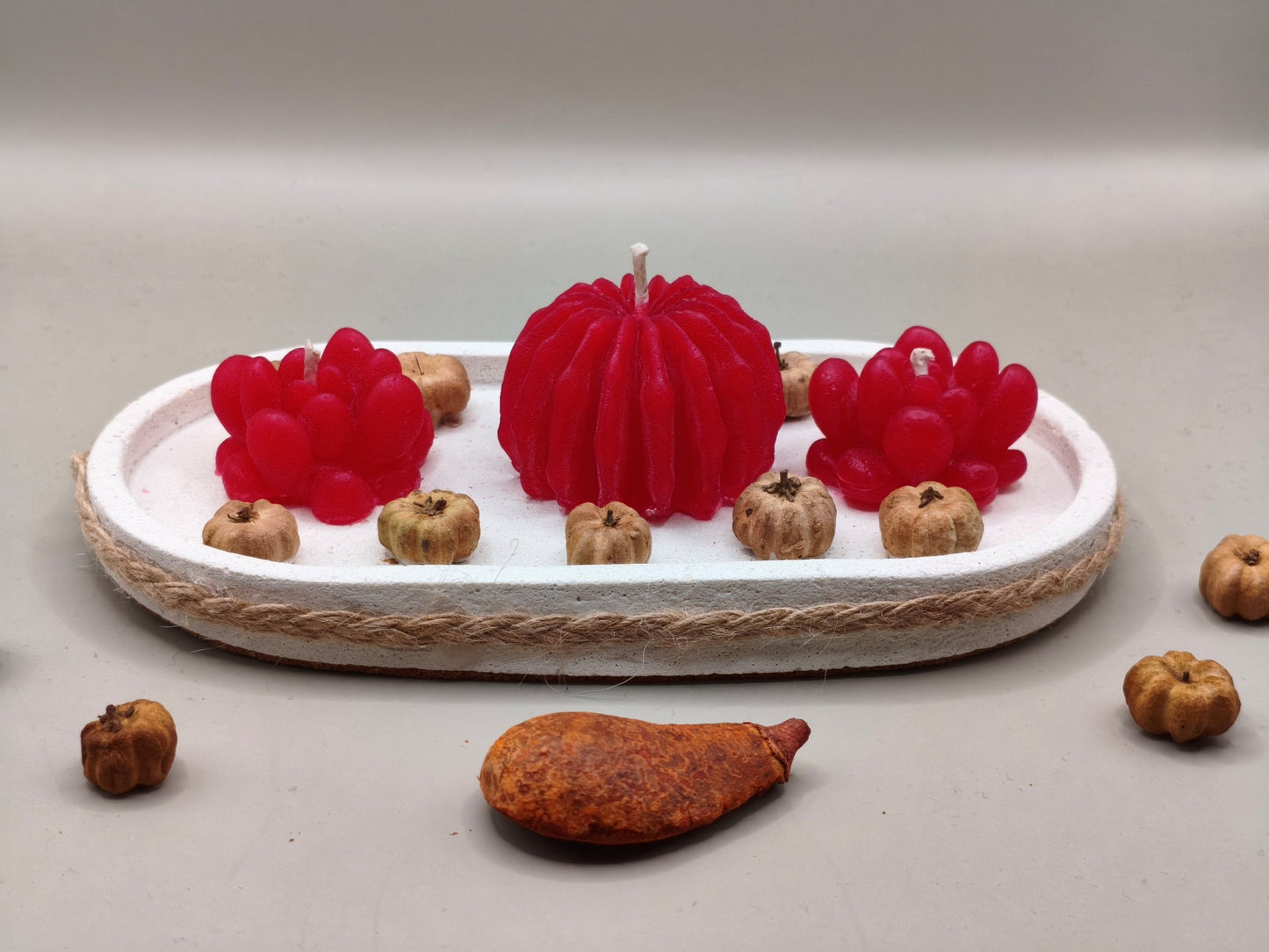 Αρωματικά κεράκια σε τσιμεντένιο πιατάκι απο την μπροστινή πλευρά