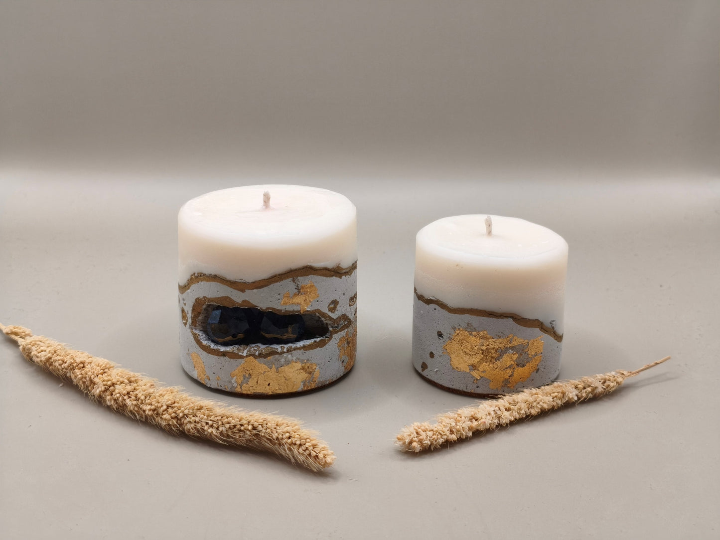 Κεριά σόγιας μεσαίου μεγέθους με τσιμεντένια βάση και μωβ χαντρες