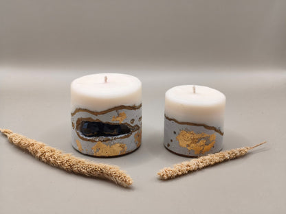 Κεριά σόγιας μεσαίου μεγέθους με τσιμεντένια βάση και μωβ χαντρες