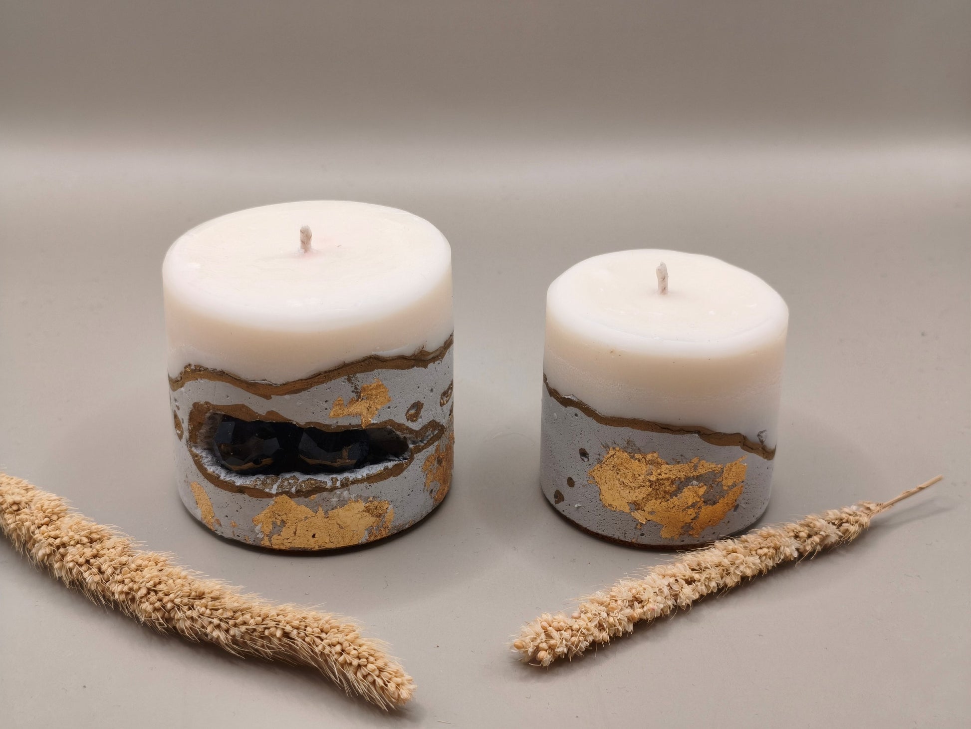 Κεριά σόγιας μεσαίου μεγέθους με τσιμεντένια βάση και μωβ χαντρες