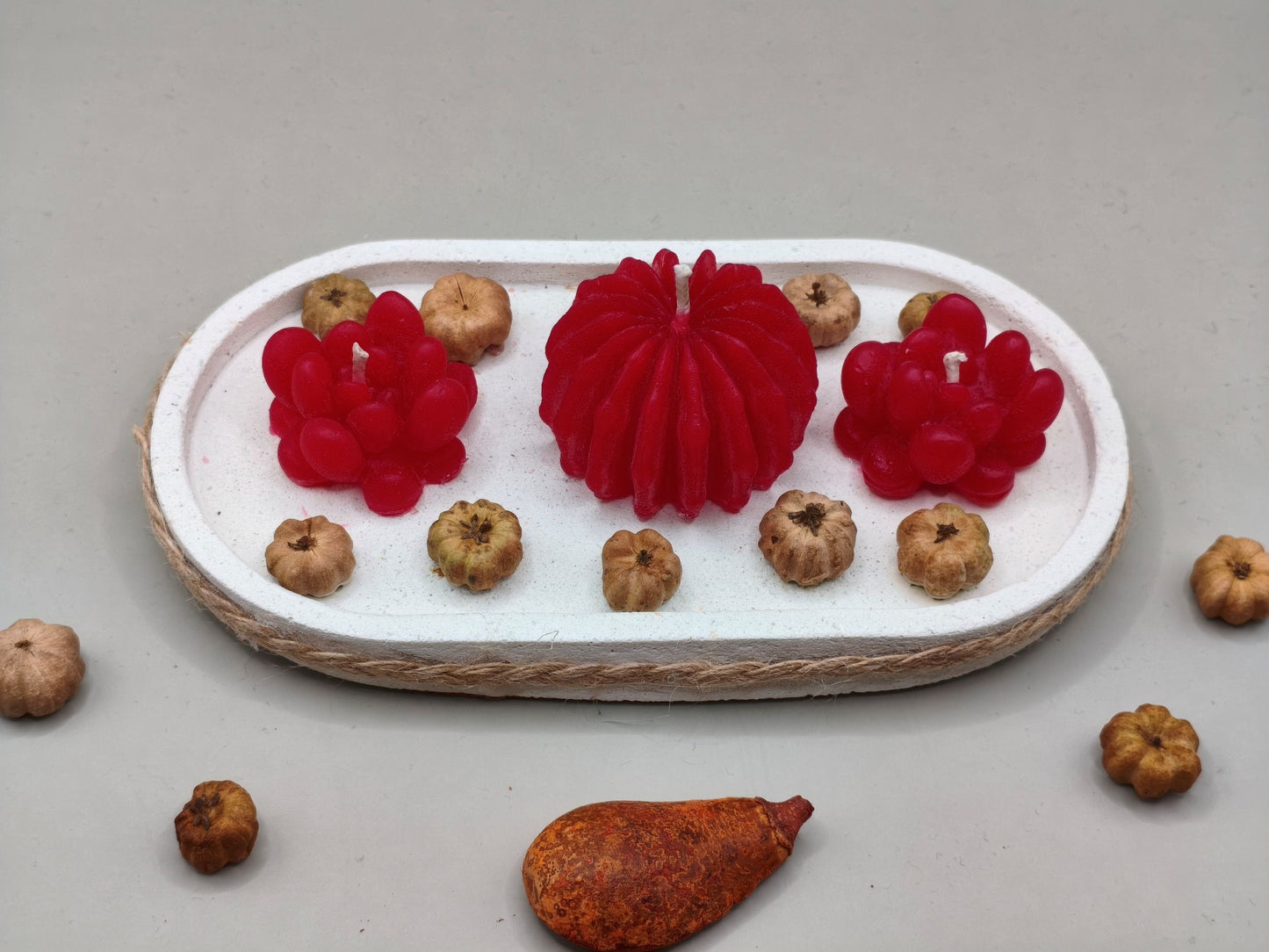 Αρωματικά κεράκια σε τσιμεντένιο πιατάκι απο την πάνω πλευρά