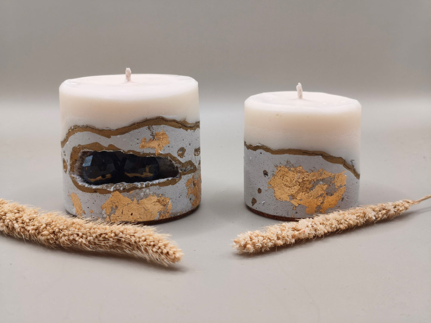 Κεριά σόγιας μεσαίου μεγέθους με τσιμεντένια βάση και μωβ χαντρες