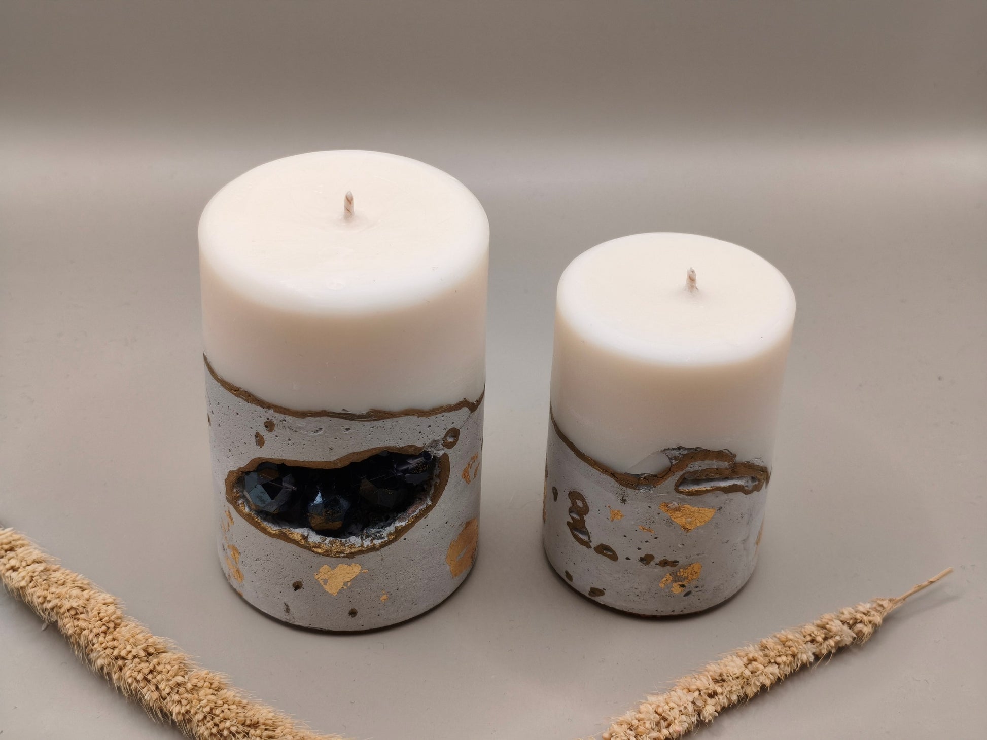 Κεριά σόγιας μεγάλου μεγέθους με τσιμεντένια βάση και μωβ χαντρες