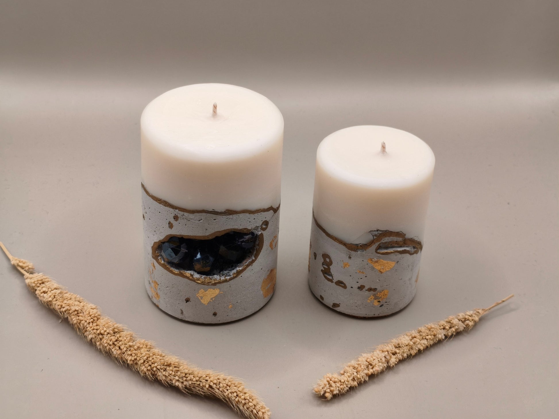 Κεριά σόγιας μεγάλου μεγέθους με τσιμεντένια βάση και μωβ χαντρες