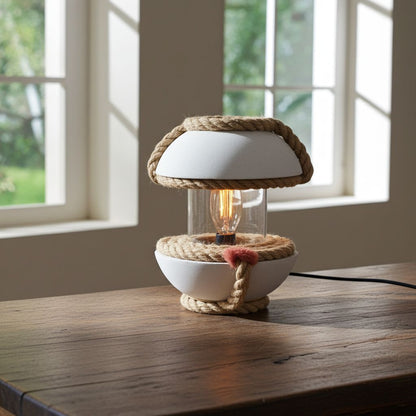 Επιτραπέζιο φωτιστικό με τσιμέντο πάνω σε ξύλινο τραπέζι