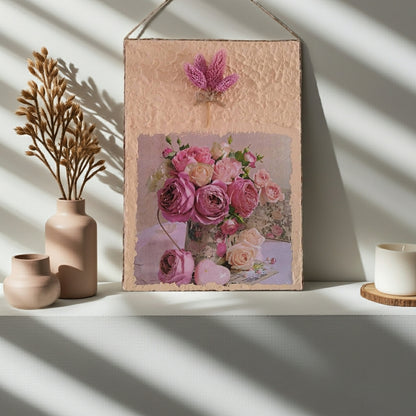 Μικρός πίνακας με ανάγλυφη υφή σε πορτοκαλί απόχρωση και ντεκουπάζ από χαρτοπετσέτα πάνω σε τσιμεντένια επιφάνεια