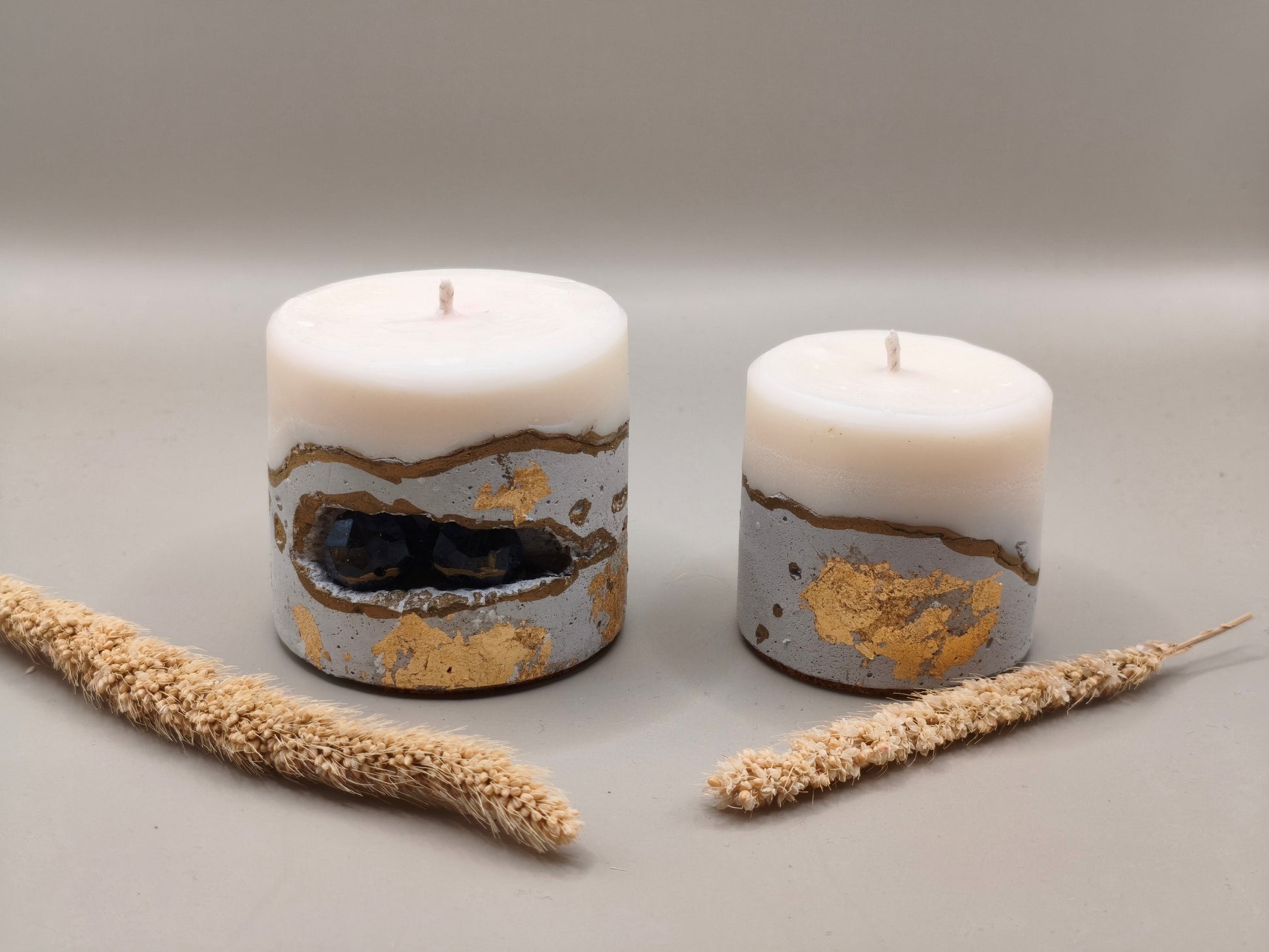 Κεριά σόγιας μεσαίου μεγέθους με τσιμεντένια βάση και μωβ χαντρες