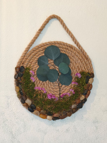 Κρεμαστό διακοσμητικό τοίχου με βρύα και ευκάλυπτο σε βάση από σχοινί