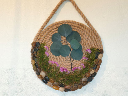 Κρεμαστό διακοσμητικό τοίχου με βρύα και ευκάλυπτο σε βάση από σχοινί