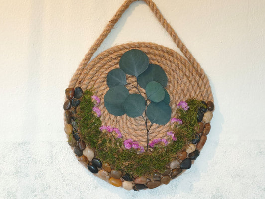 Κρεμαστό διακοσμητικό τοίχου με βρύα και ευκάλυπτο σε βάση από σχοινί