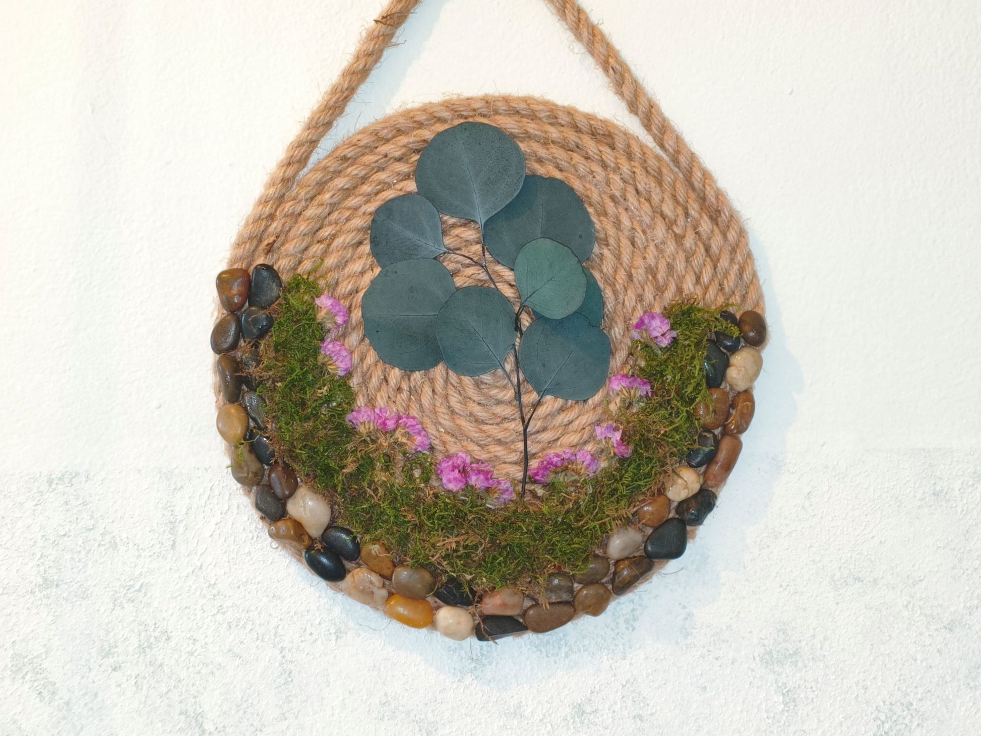 Κρεμαστό διακοσμητικό τοίχου με βρύα και ευκάλυπτο σε βάση από σχοινί 