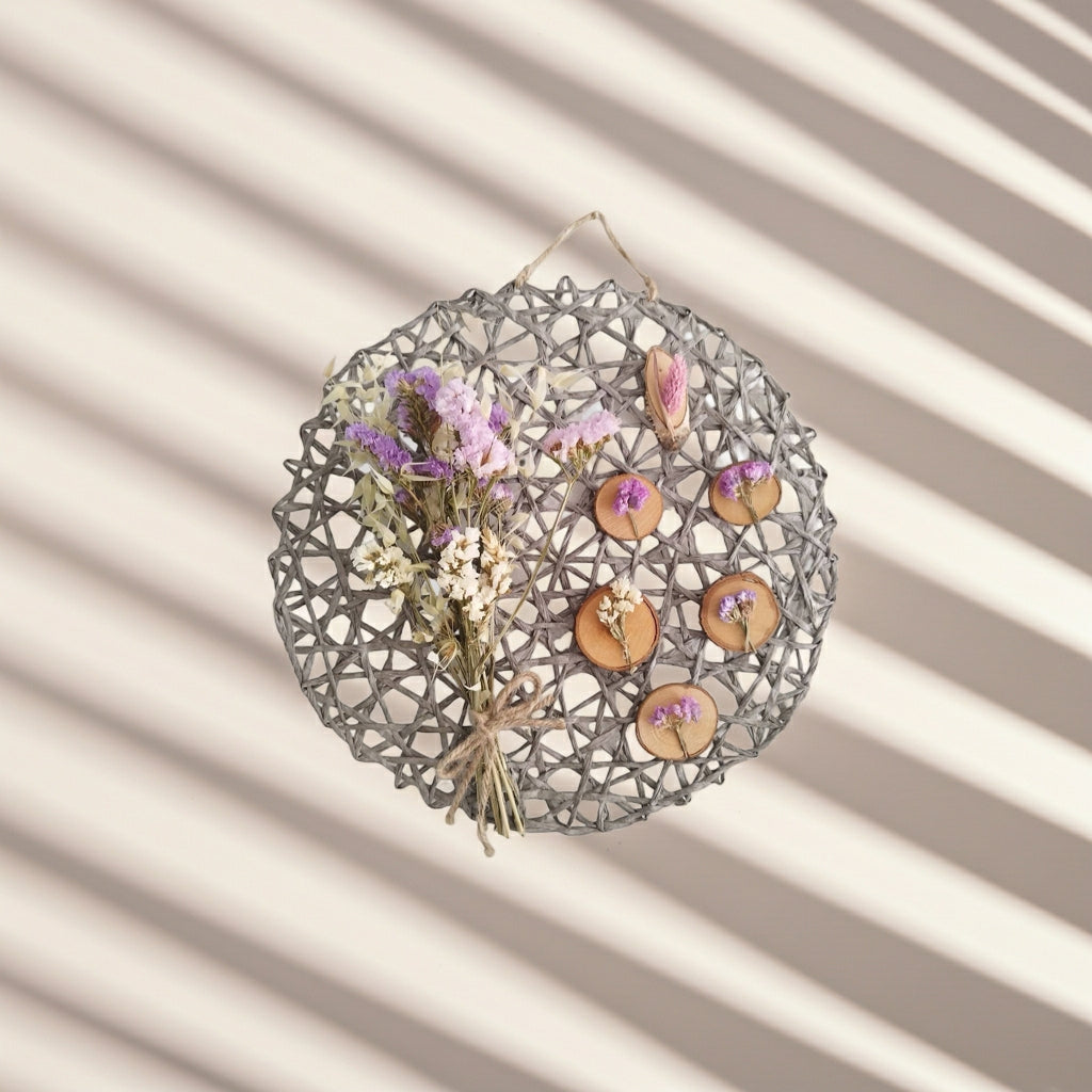 Κρεμαστή σύνθεση με αποξηραμένα λουλούδια