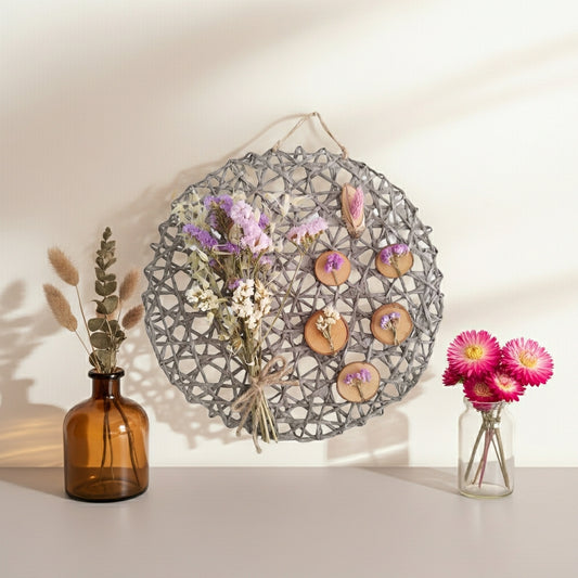 Κρεμαστή σύνθεση με αποξηραμένα λουλούδια σε λευκό τοίχο