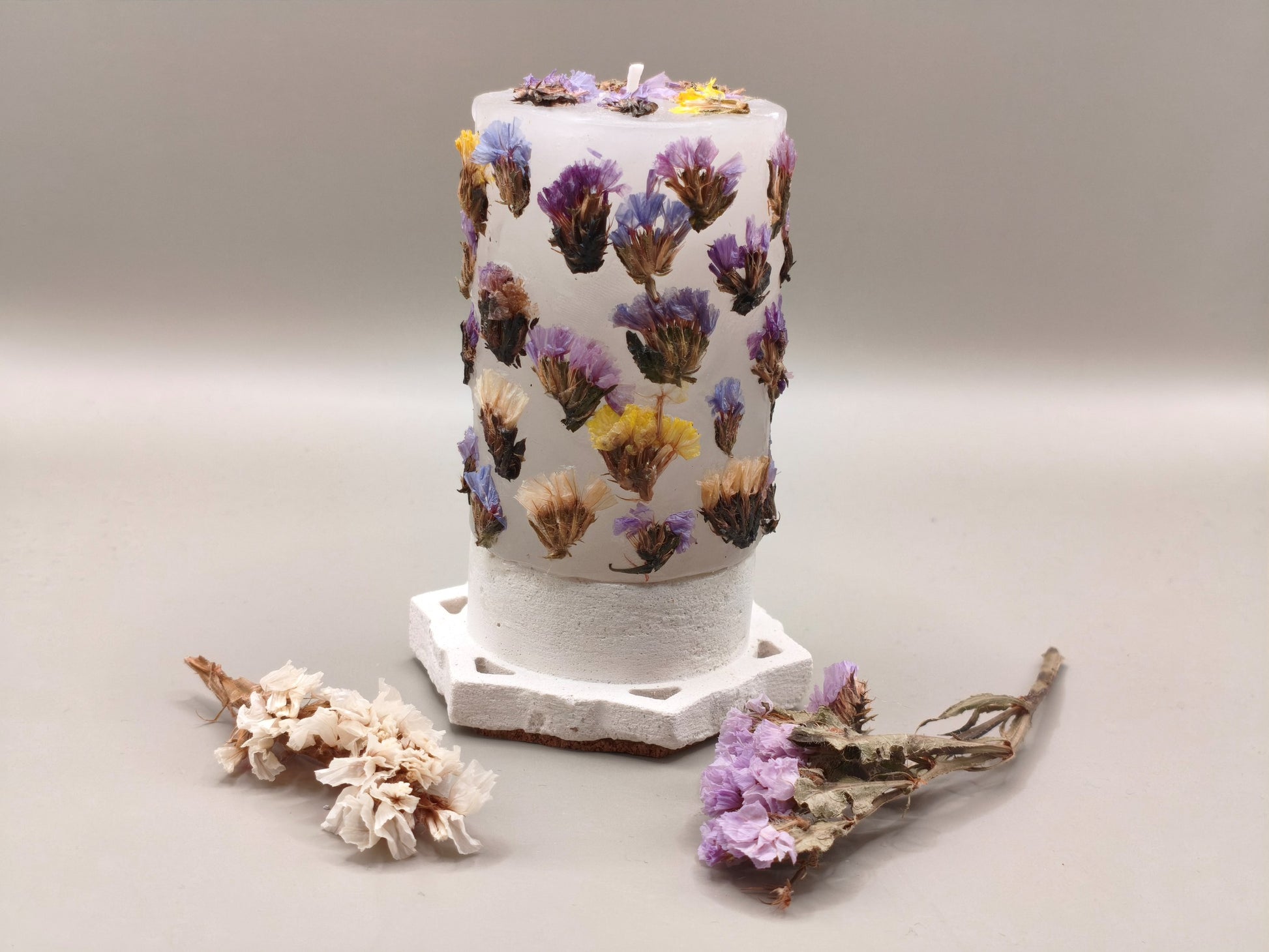 Διακοσμητικό κερί με αποξηραμένα λουλούδια σε τσιμεντένια βάση