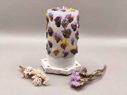 Διακοσμητικό κερί με αποξηραμένα λουλούδια σε τσιμεντένια βάση