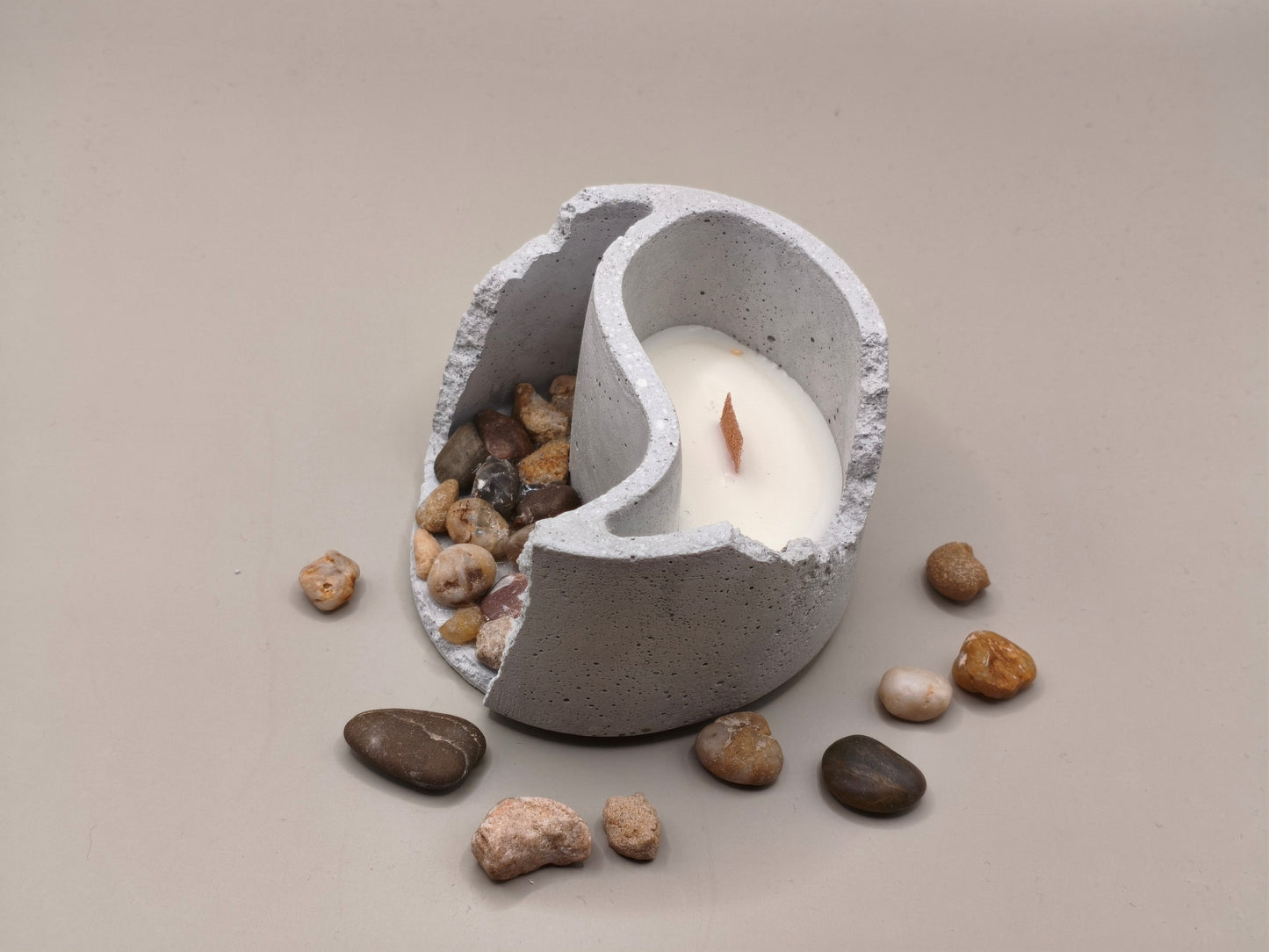 Διπλό τσιμεντένιο κερί σόγιας με σχέδιο γκρεμισμένου τοίχου και διακοσμητικές πέτρες