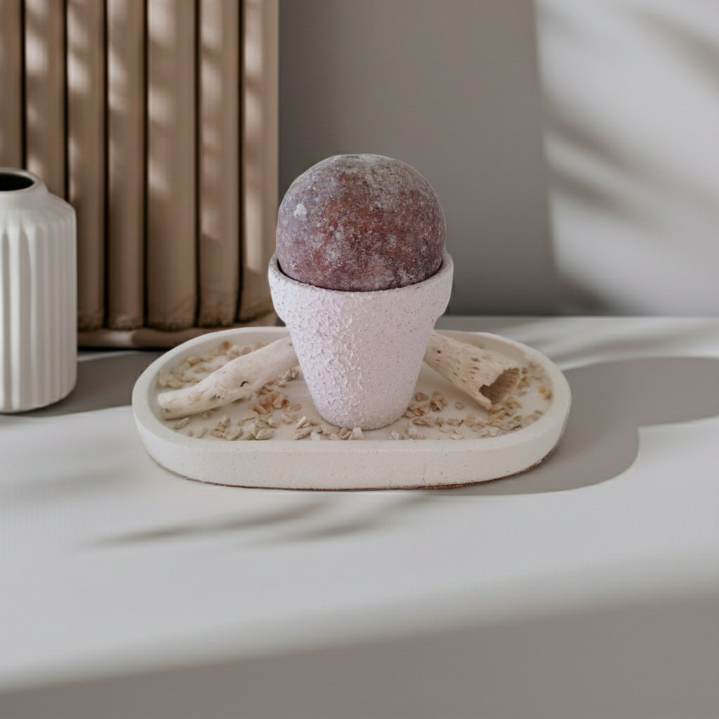 Διακοσμητικό τσιμεντένιο πιατάκι με γλάστρα με ξύλινη λεπτομέρεια στο επάνω μέρος πάνω σε τραπέζι