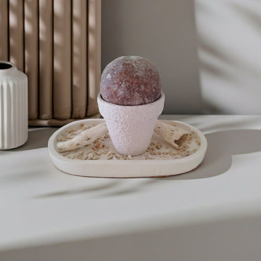 Διακοσμητικό τσιμεντένιο πιατάκι με γλάστρα με ξύλινη λεπτομέρεια στο επάνω μέρος πάνω σε τραπέζι