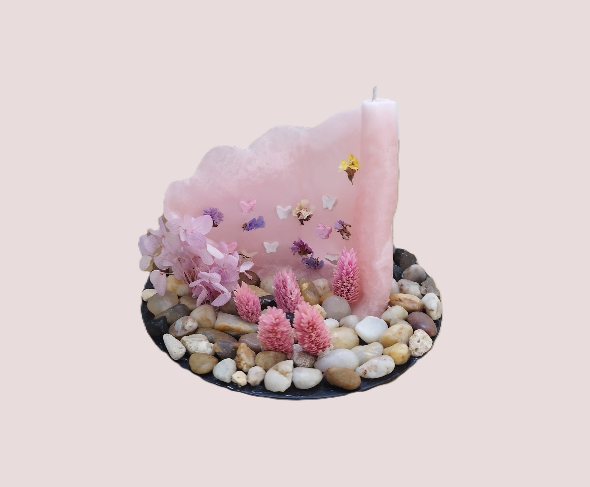Ροζ παστέλ κερί με πεταλούδες & αποξηραμένα λουλούδια απο την μπροστινή πλευρά