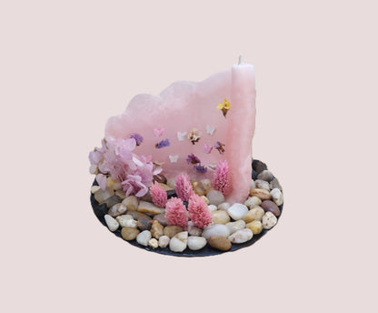 Ροζ παστέλ κερί με πεταλούδες & αποξηραμένα λουλούδια απο την μπροστινή πλευρά