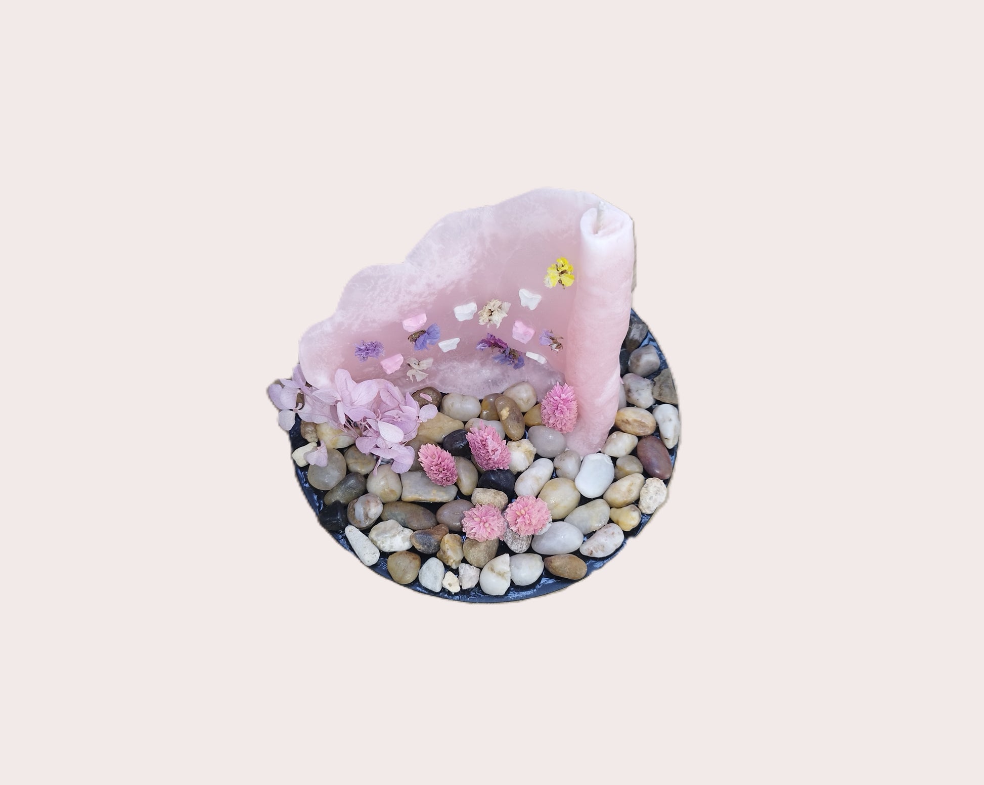 Ροζ παστέλ κερί με πεταλούδες & αποξηραμένα λουλούδια απο την επάνω πλευρά

