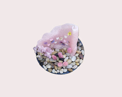 Ροζ παστέλ κερί με πεταλούδες & αποξηραμένα λουλούδια απο την επάνω πλευρά

