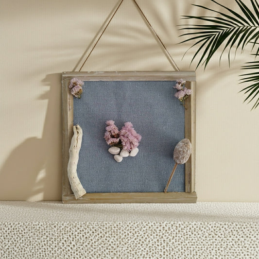  Φυσικό χειροποίητο κρεμαστό με ξύλα και αποξηραμένα λουλούδια κρεμασμένο σε τοίχο