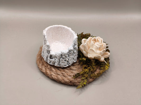 Τσιμεντένια βάση ρεσώ πάνω σε σχοινί με φτέρη και χάρτινο λουλούδι