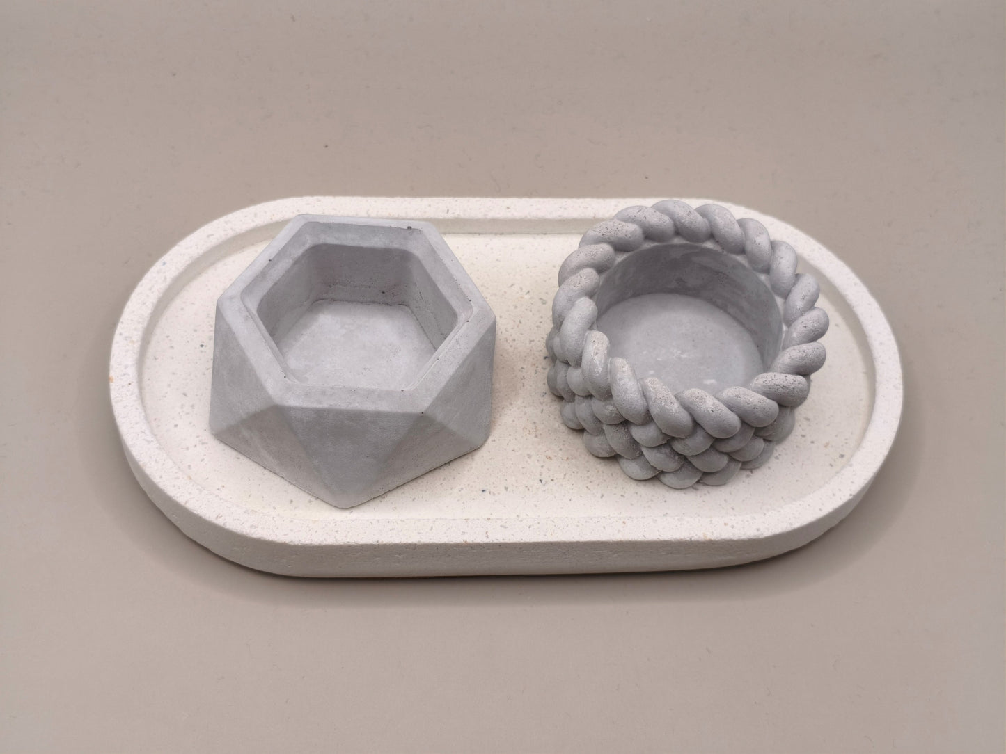 Διπλό τσιμεντένιο ρεσώ σε γκρι χρώμα πάνω σε άσπρη τσιμεντένια βάση