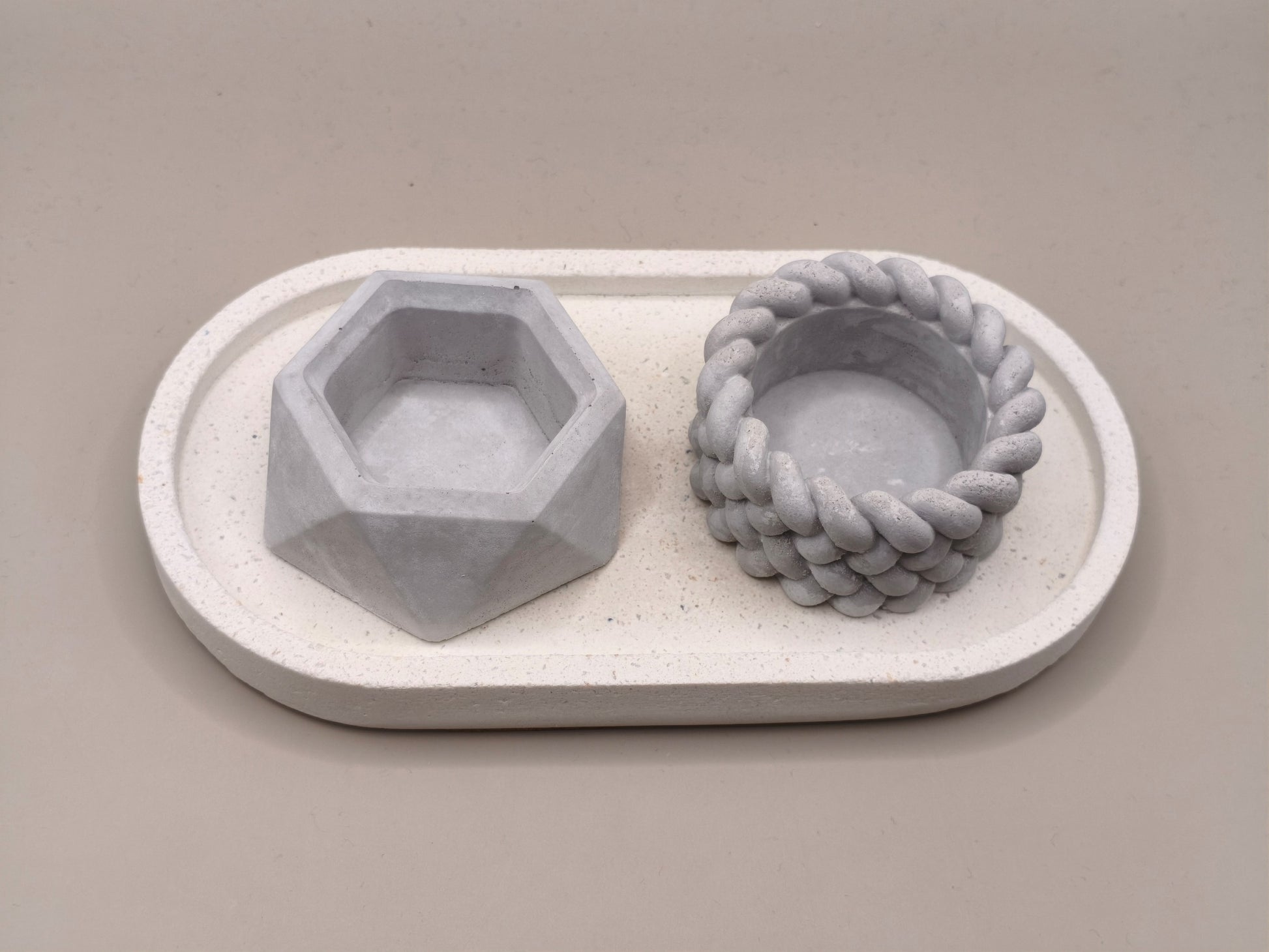 Διπλό τσιμεντένιο ρεσώ σε γκρι χρώμα πάνω σε άσπρη τσιμεντένια βάση