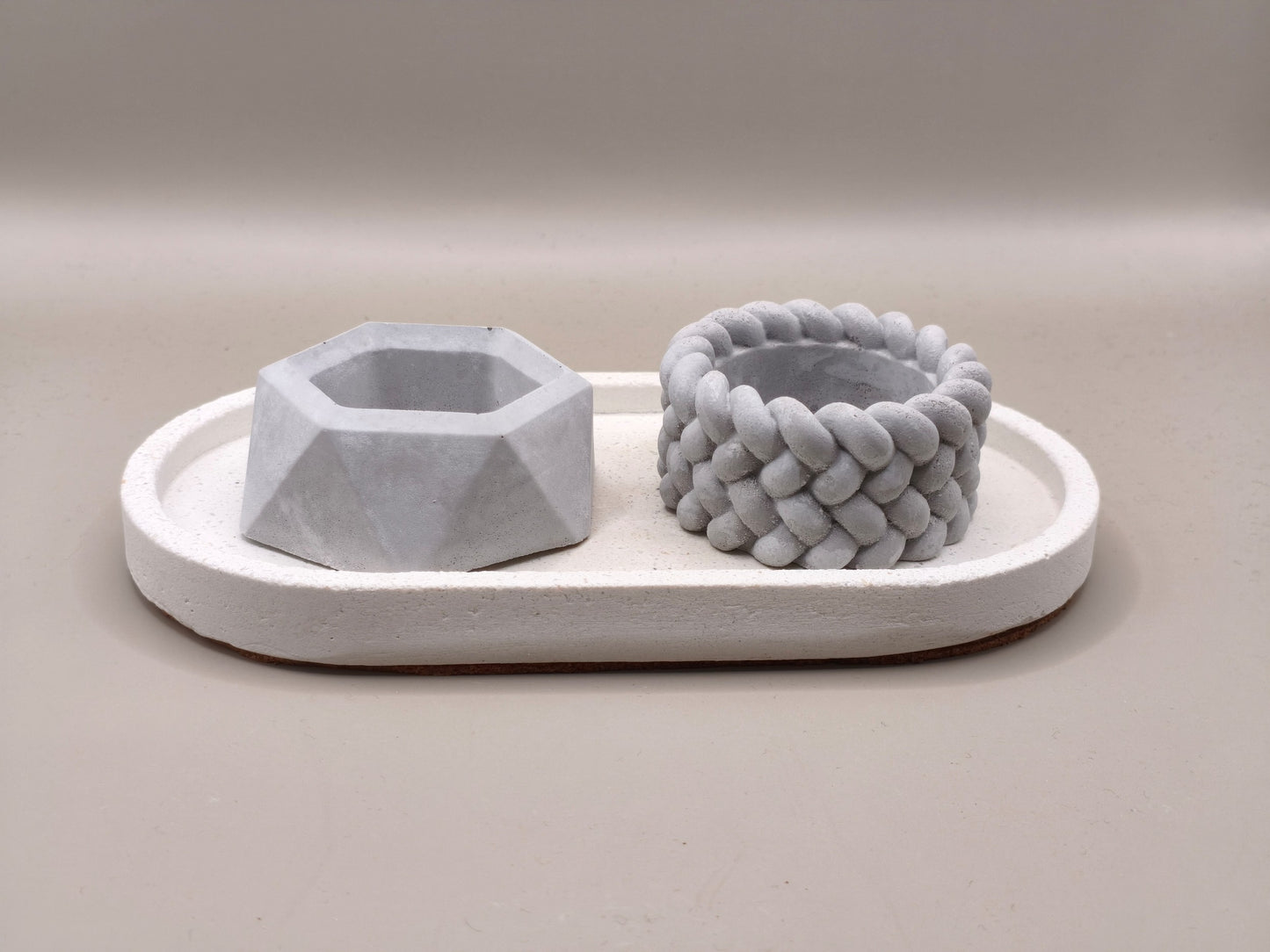 Διπλό τσιμεντένιο ρεσώ σε γκρι χρώμα πάνω σε άσπρη τσιμεντένια βάση